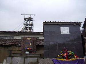 Placa conmemorativa colocada el 2 de febrero de 2.013 en el cementerio de Moreda, recordando a los compañeros asesinados y tirados por el fascismo en la FOSA DE CABAL.LEROS en Felechosa...