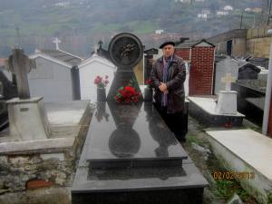 Antón Saavedra rindiendo homenaje ante la tumba de SILVINO MORAN FUEYO, luchador por las libertades del pueblo español...