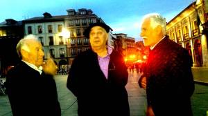 Celso Lago, Antón Saavedra y Armando en la plaza del ayuntamiento de Avilés, durante la presentación del VILLAMOCHO en el Palacio de Valdecarzana en Avilés, el 20 de noviembre de 2015...