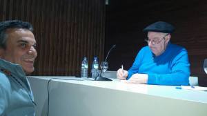 Antón Saavedra firmando un libro del VILLAMOCHO para Ricardo Cordero, el del Molín de Adela...