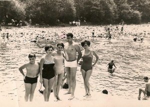 Antón Saavedra con su novia Irma, mi hermana Cheres y dos amigos, un domingo de 1967 en La Chalana de Laviana