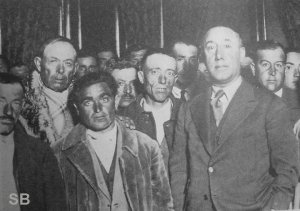 Mi "güelu" José SAAVEDRA Zapico "CANTERA" (primero por a izquierda) en una asamblea de mineros preparatoria de la Revolución Social del 34 en Asturias, junto con el diputado soicalista Teodomiro Menéndez...
