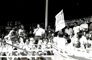 Antón Saavedra en el campo de fútbol de Fabero, dirigiéndose a los más de 12.000 mineros en apoyo de los compañeros de Antracitas de Fabero, el 3 de setiembre de 1978