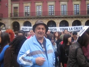 Antón Saavedra en la Plaza de Ayuntamiento de Gijón, participando desde el primer día en las movilizaciones del 15-M